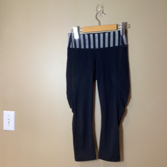 Lululemon ‘Water Bound’ Crops - Black/Apex Stripe - Size 2 - Picture 2 of 9
